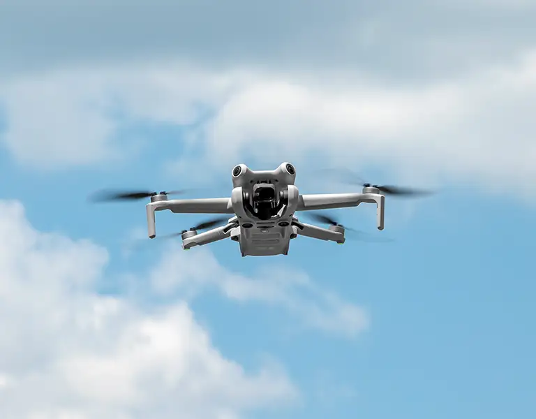 Fotodrohne/Videodrohne im Flug bei Luftaufnahmen/Drohnenaufnahmen Fotodrohne/Videodrohne im Flug bei Luftaufnahmen/Drohnenaufnahmen