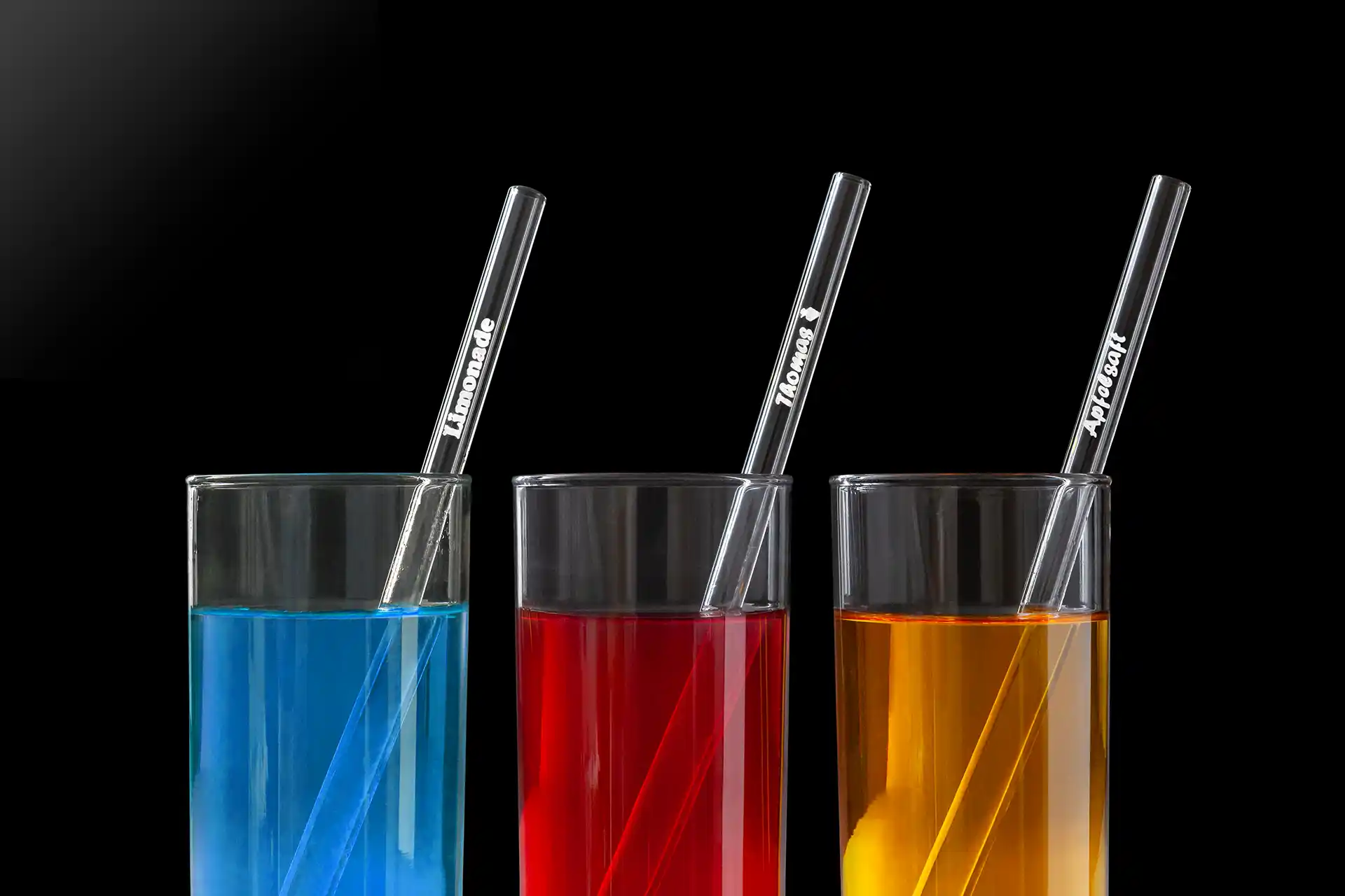 Saftgläser mit zum Teil digital geänderter Farbe Saftgläser mit zum Teil digital geänderter Farbe